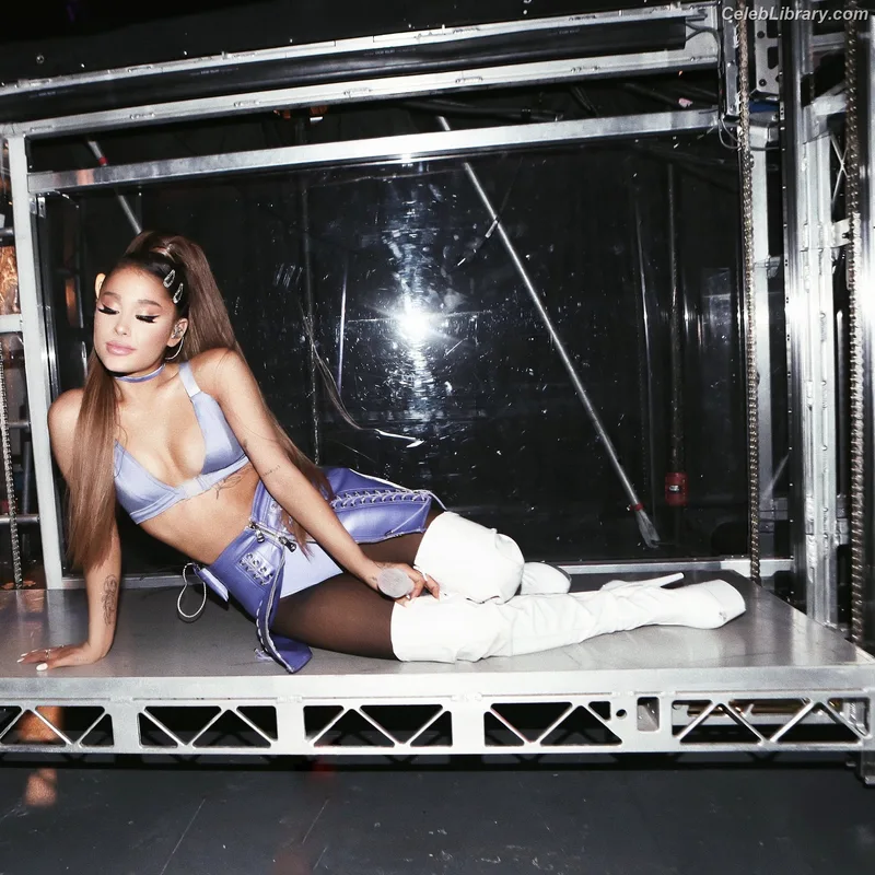 Ariana Grande photo 24 of 3118