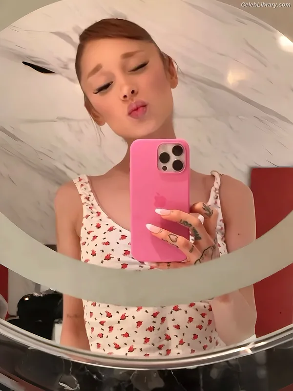 Ariana Grande photo 6 of 3118