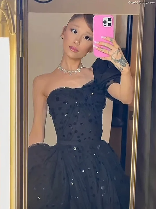 Ariana Grande photo 7 of 3118