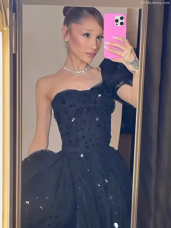 Ariana Grande photo 8 of 3118