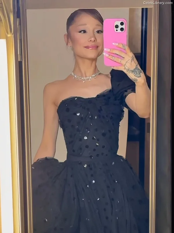 Ariana Grande photo 9 of 3118
