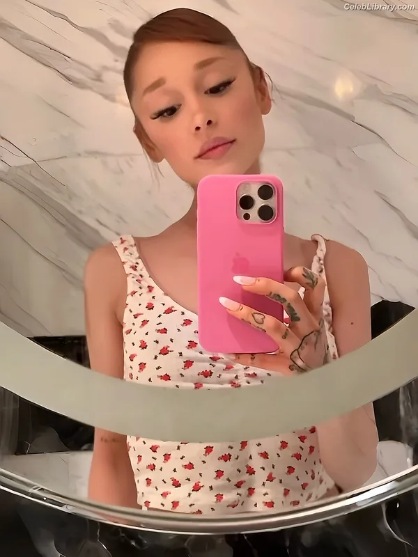 Ariana Grande photo 10 of 3118