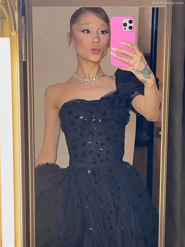 Ariana Grande photo 11 of 3118