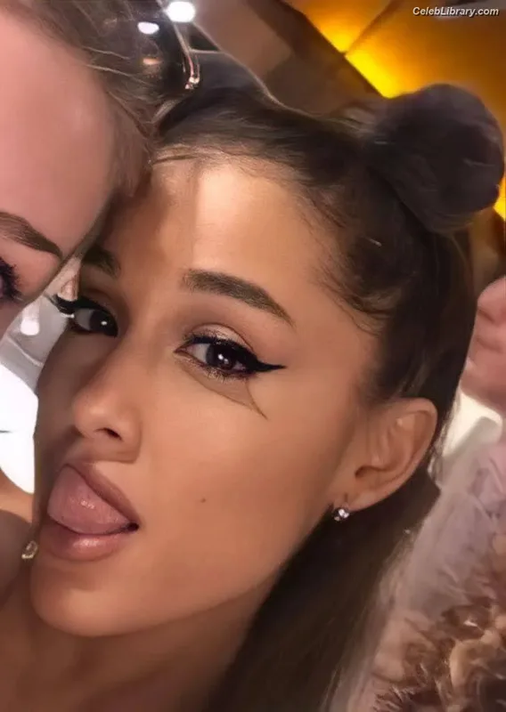 Ariana Grande photo 15 of 3118