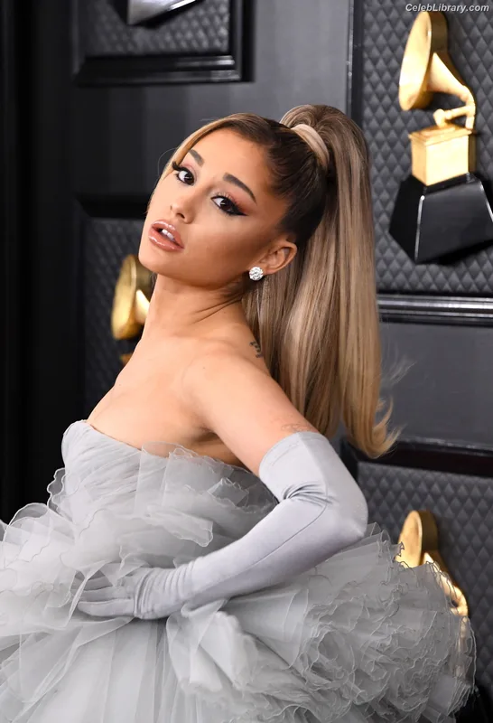 Ariana Grande photo 16 of 3118