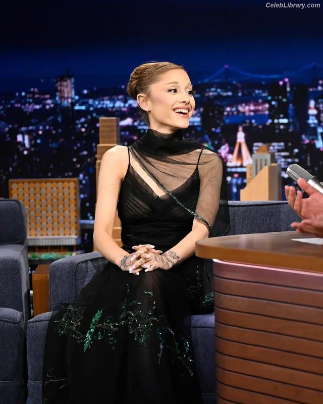Ariana Grande photo 20 of 3118