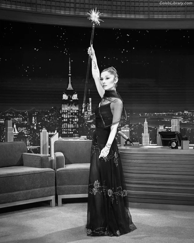 Ariana Grande photo 22 of 3118
