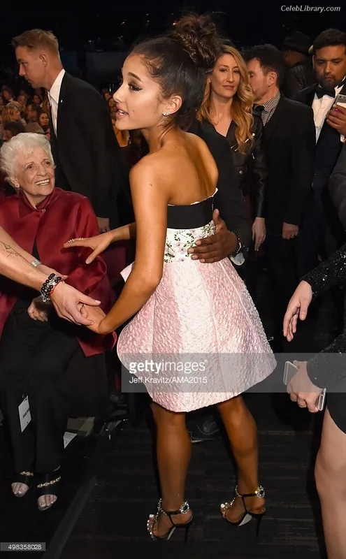 Ariana Grande photo 24 of 3118