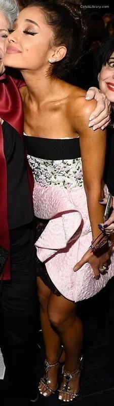 Ariana Grande photo 22 of 3118