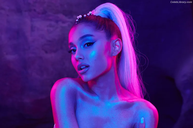 Ariana Grande photo 7 of 3118