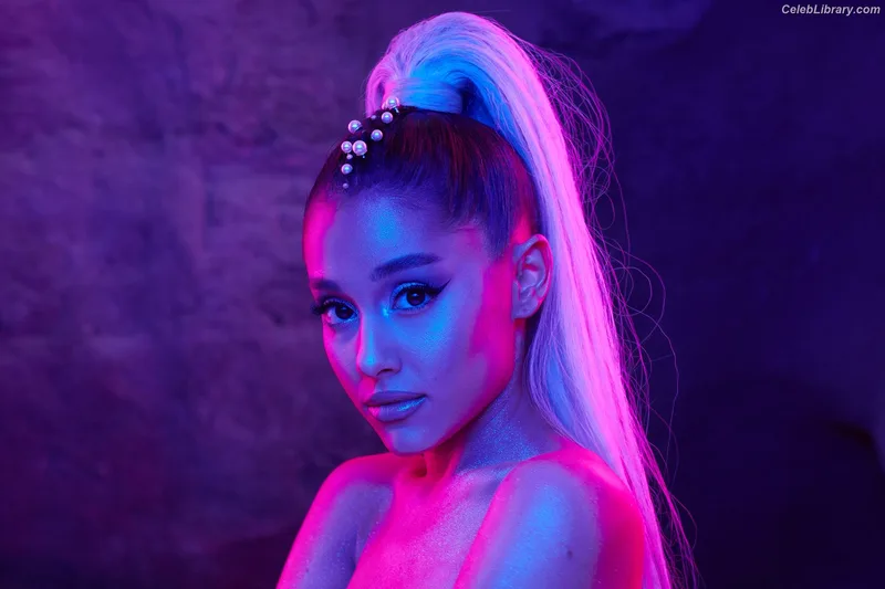 Ariana Grande photo 12 of 3118