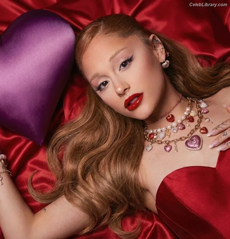 Ariana Grande photo 23 of 3118