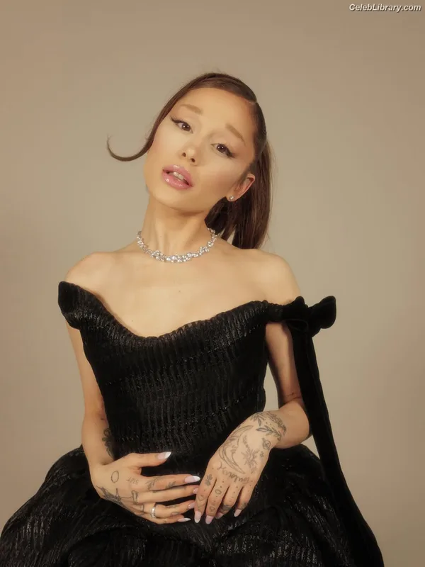 Ariana Grande photo 4 of 3118