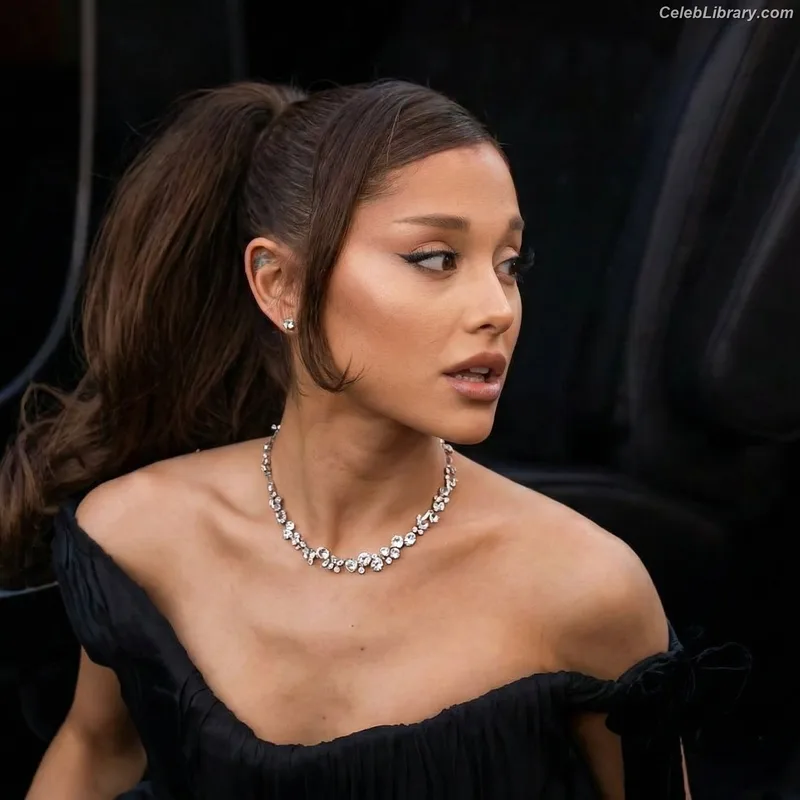Ariana Grande photo 5 of 3118