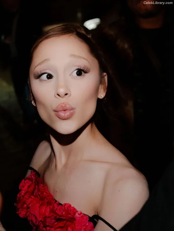 Ariana Grande photo 8 of 3118