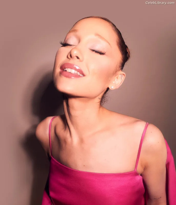 Ariana Grande photo 9 of 3118
