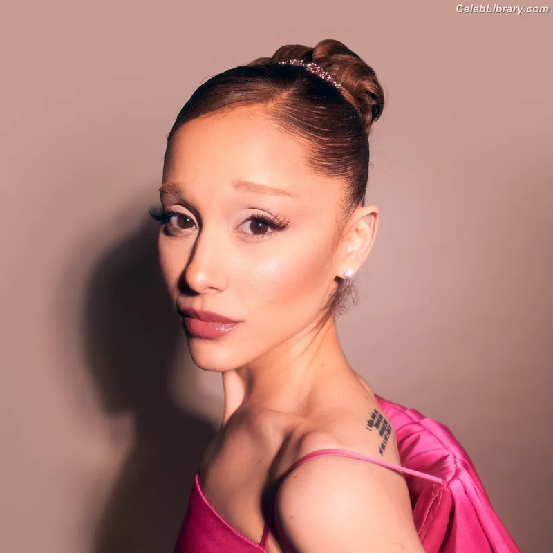 Ariana Grande photo 11 of 3118