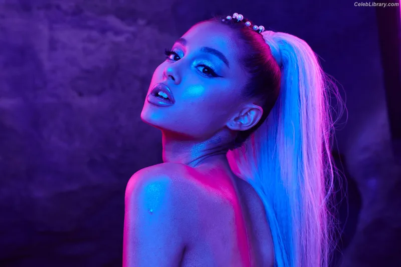 Ariana Grande photo 13 of 3118