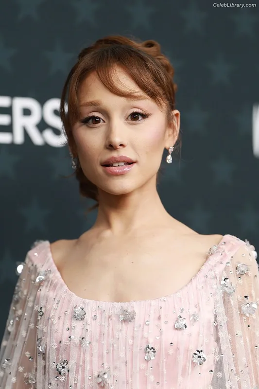 Ariana Grande photo 17 of 3118