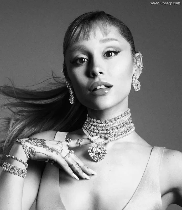 Ariana Grande photo 9 of 3118