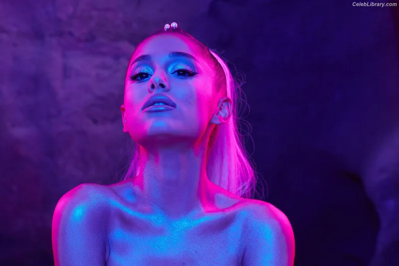 Ariana Grande photo 11 of 3118