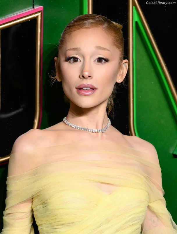 Ariana Grande photo 18 of 3118