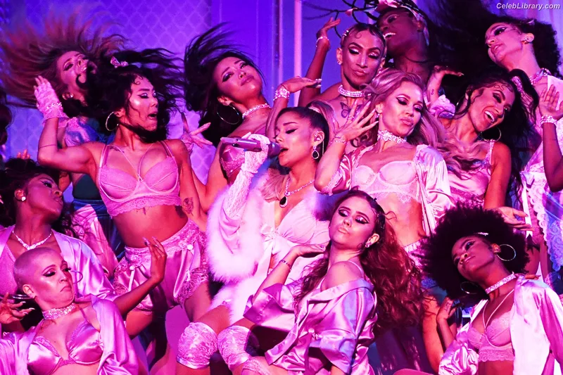Ariana Grande photo 19 of 3118