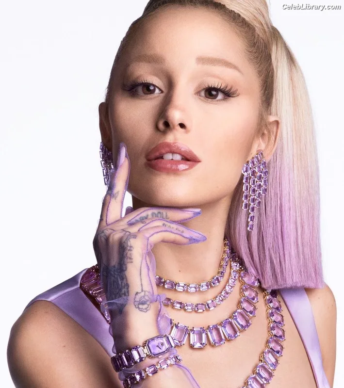 Ariana Grande photo 20 of 3118