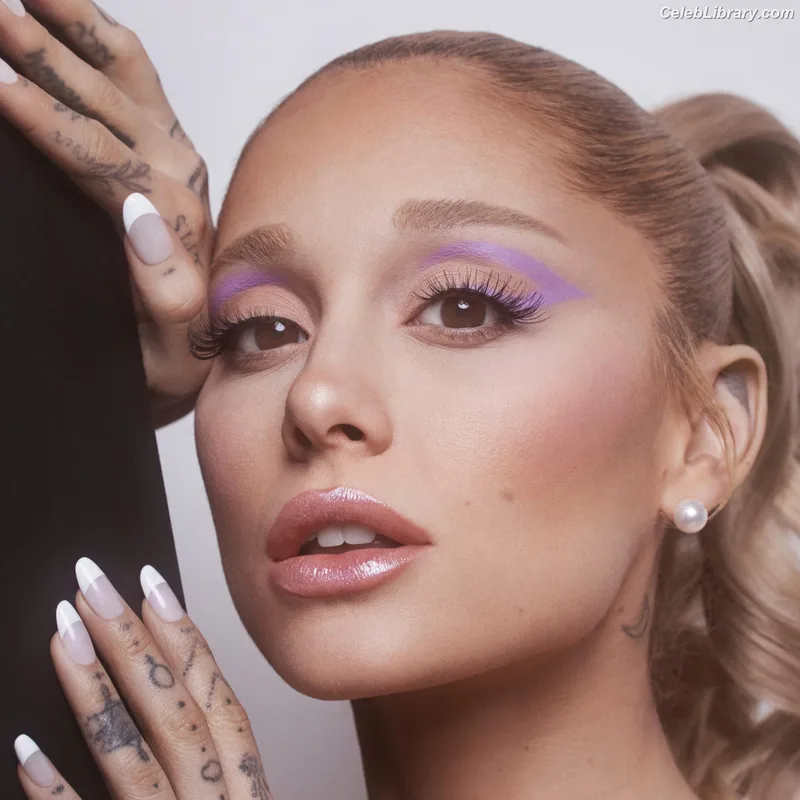 Ariana Grande photo 3 of 3118