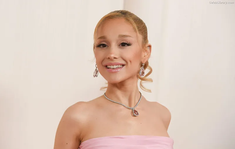 Ariana Grande photo 5 of 3118