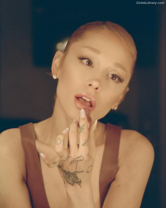 Ariana Grande photo 6 of 3118