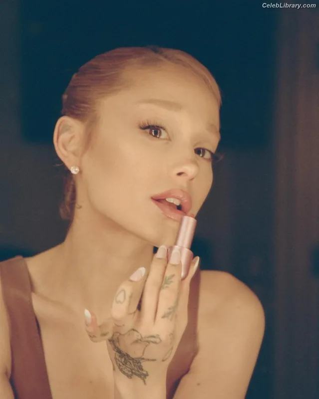 Ariana Grande photo 7 of 3118