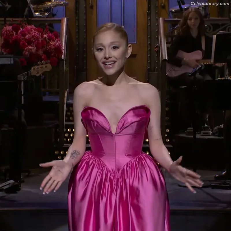 Ariana Grande photo 9 of 3118