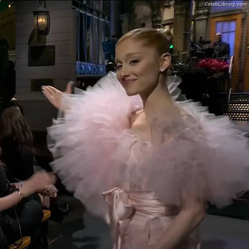 Ariana Grande photo 15 of 3118