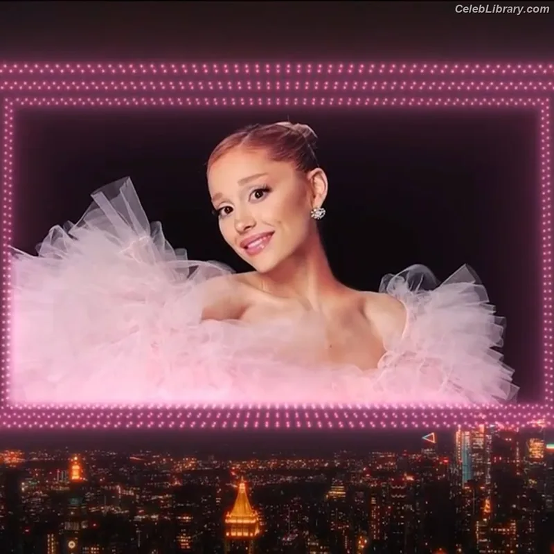 Ariana Grande photo 17 of 3118