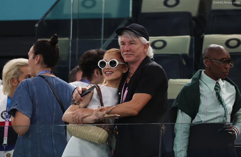 Ariana Grande photo 24 of 3118