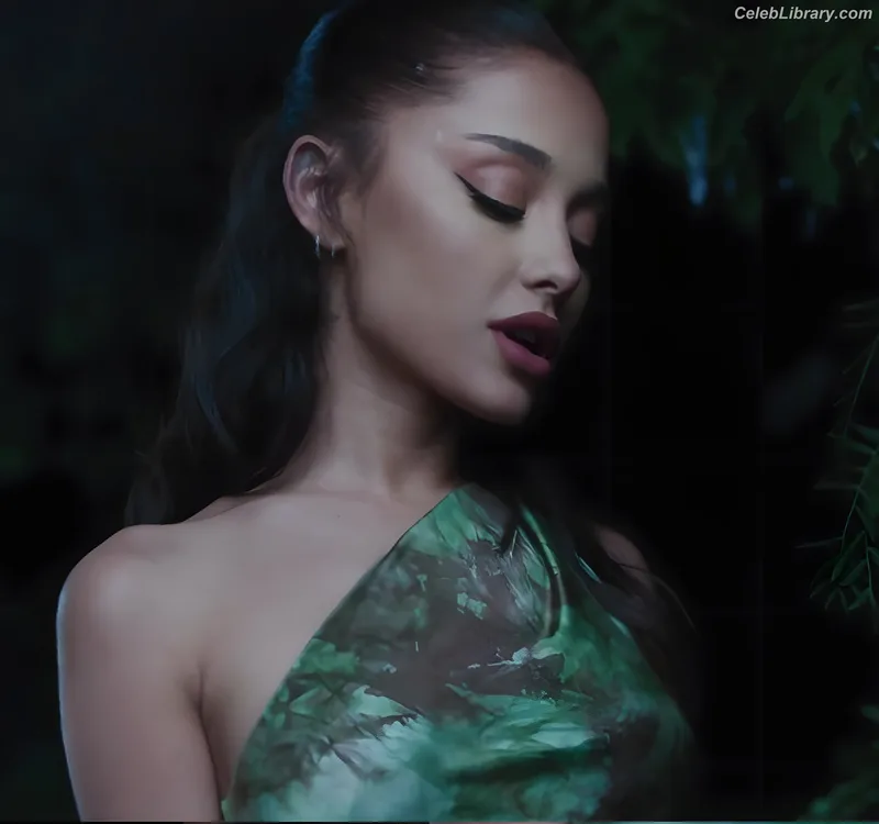 Ariana Grande photo 2 of 3118
