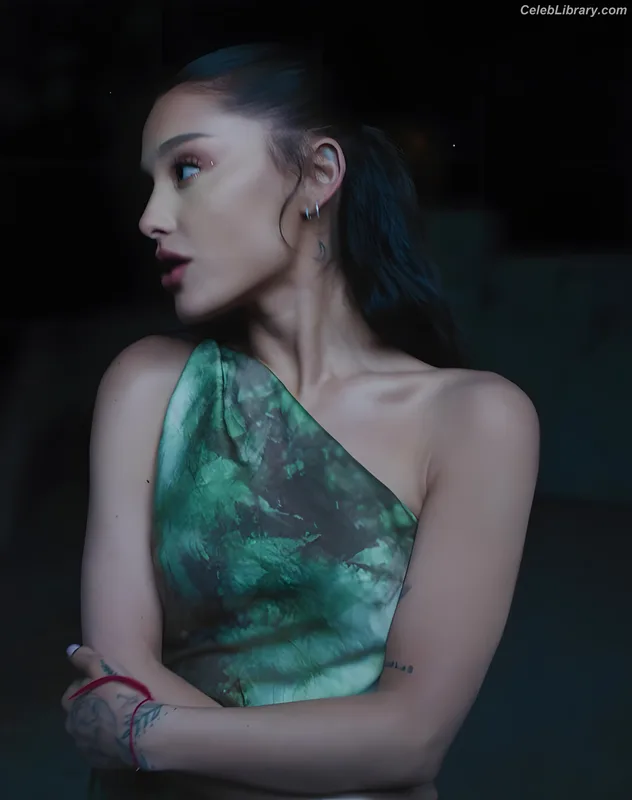 Ariana Grande photo 3 of 3118