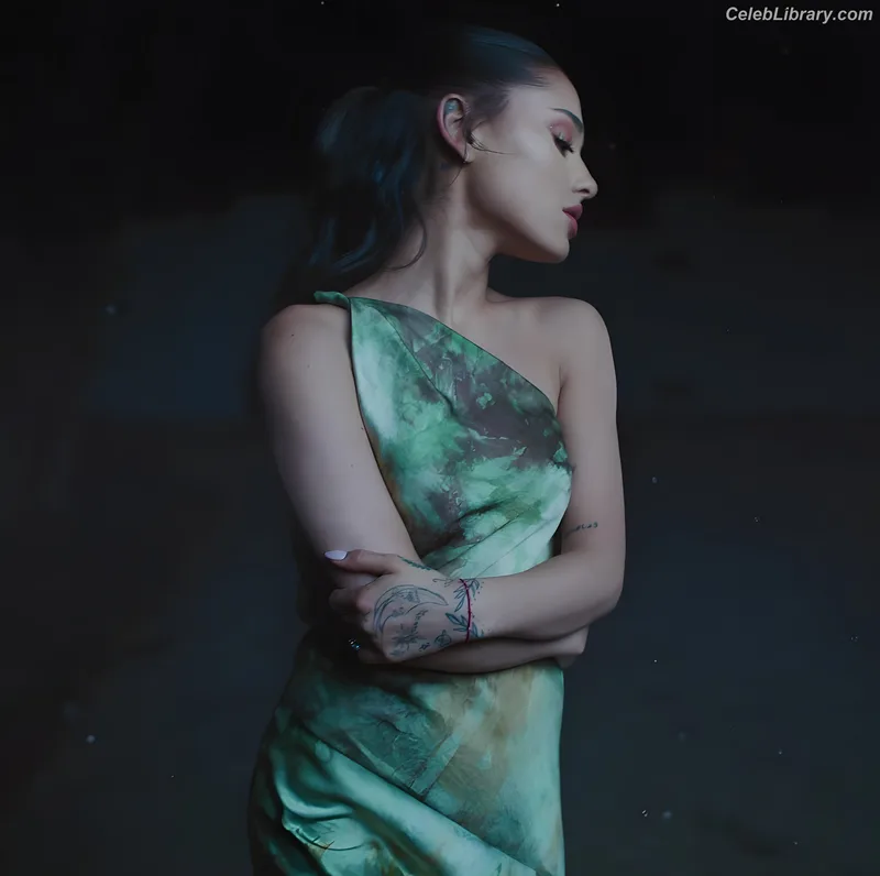 Ariana Grande photo 4 of 3118
