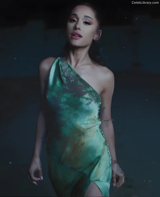Ariana Grande photo 5 of 3118
