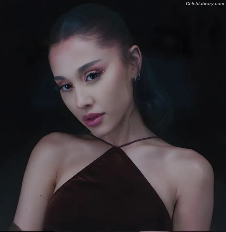 Ariana Grande photo 6 of 3118