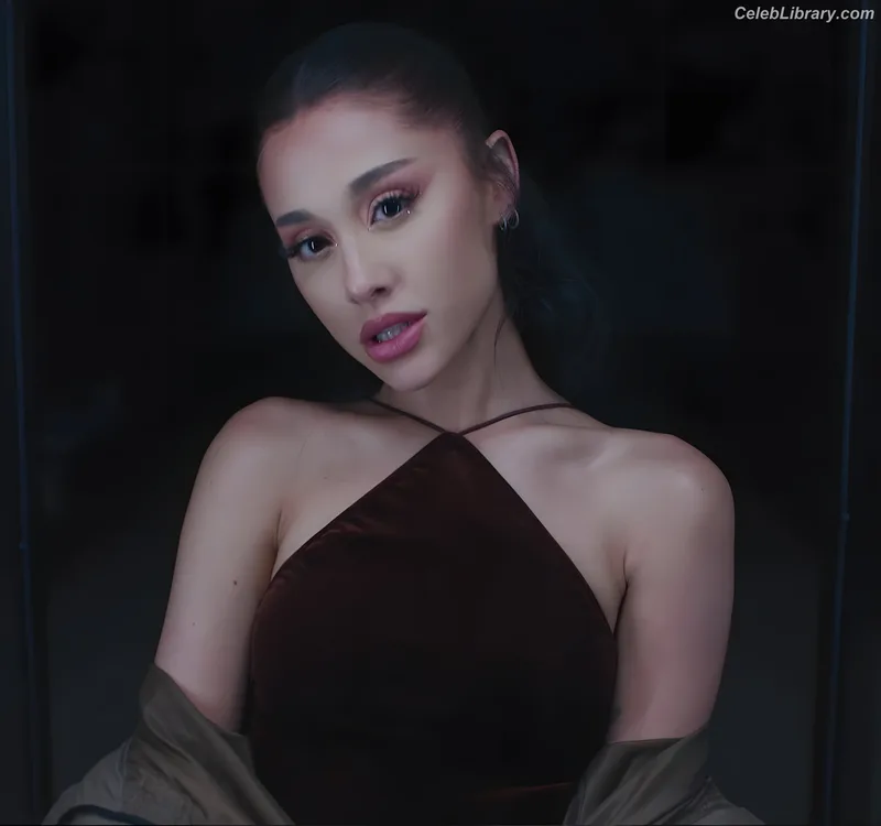 Ariana Grande photo 7 of 3118