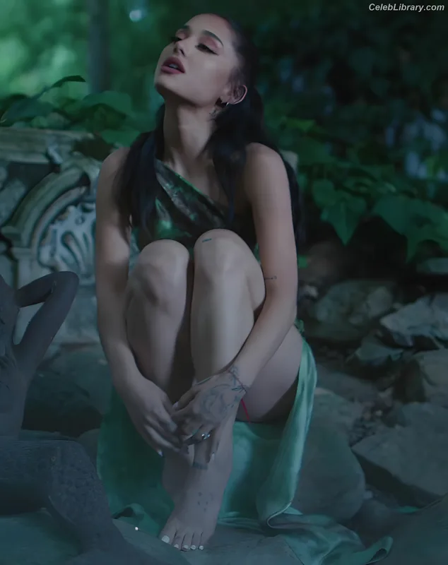 Ariana Grande photo 8 of 3118