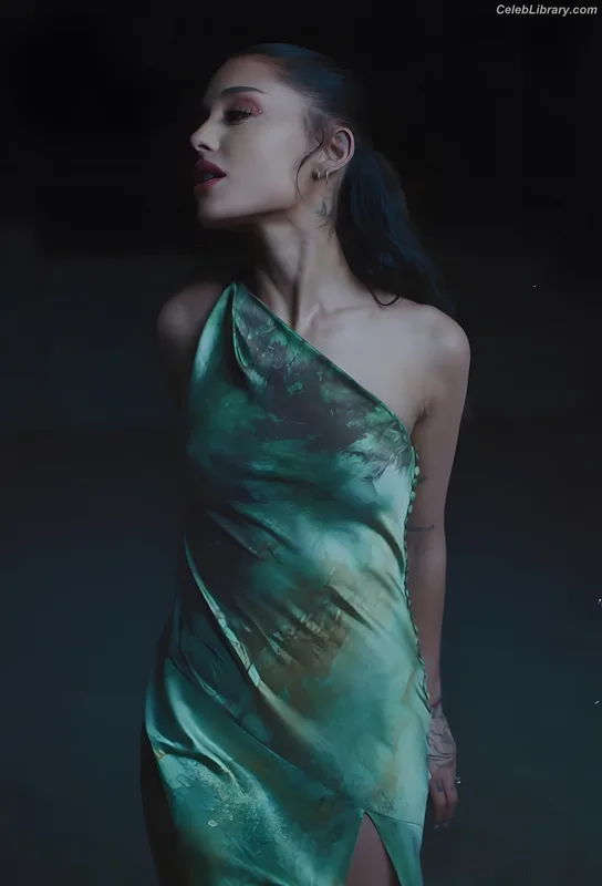 Ariana Grande photo 10 of 3118