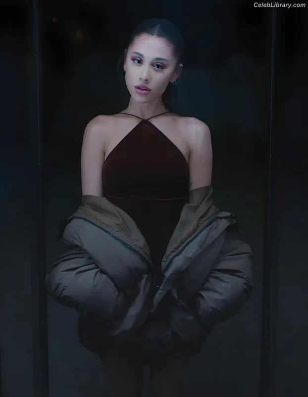 Ariana Grande photo 11 of 3118