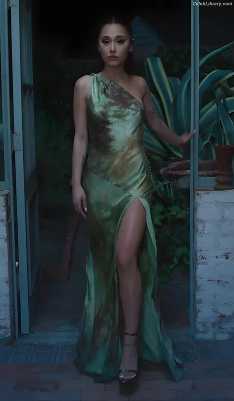Ariana Grande photo 12 of 3118