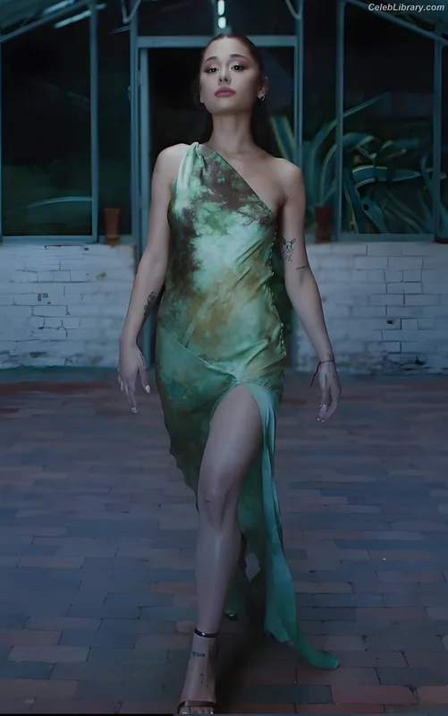 Ariana Grande photo 13 of 3118