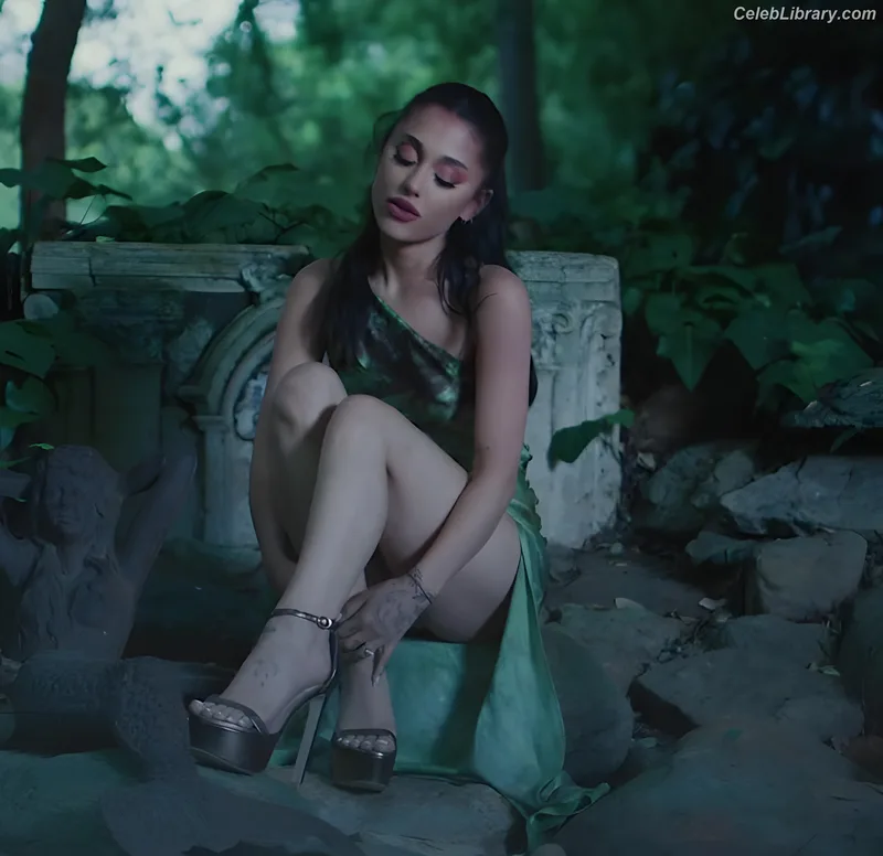 Ariana Grande photo 14 of 3118