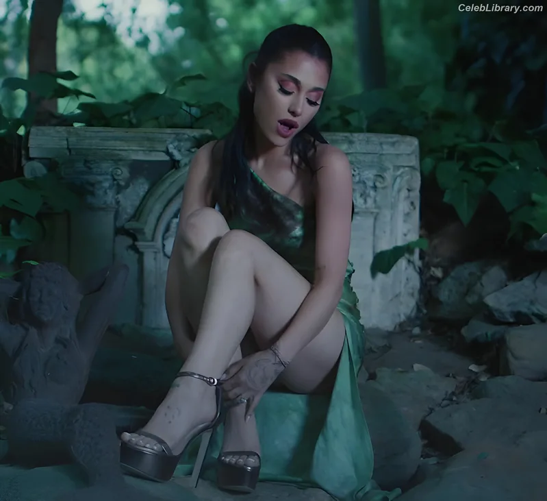 Ariana Grande photo 15 of 3118