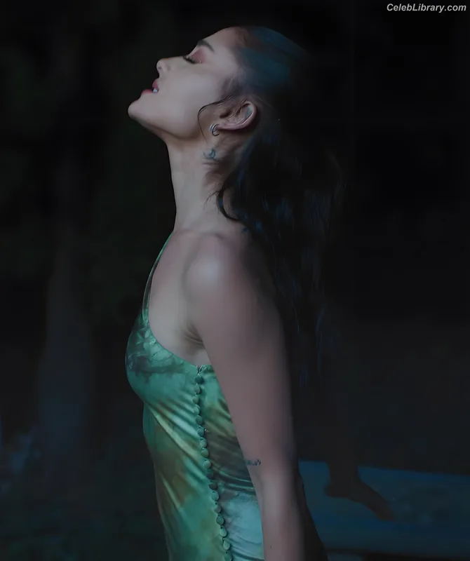 Ariana Grande photo 16 of 3118